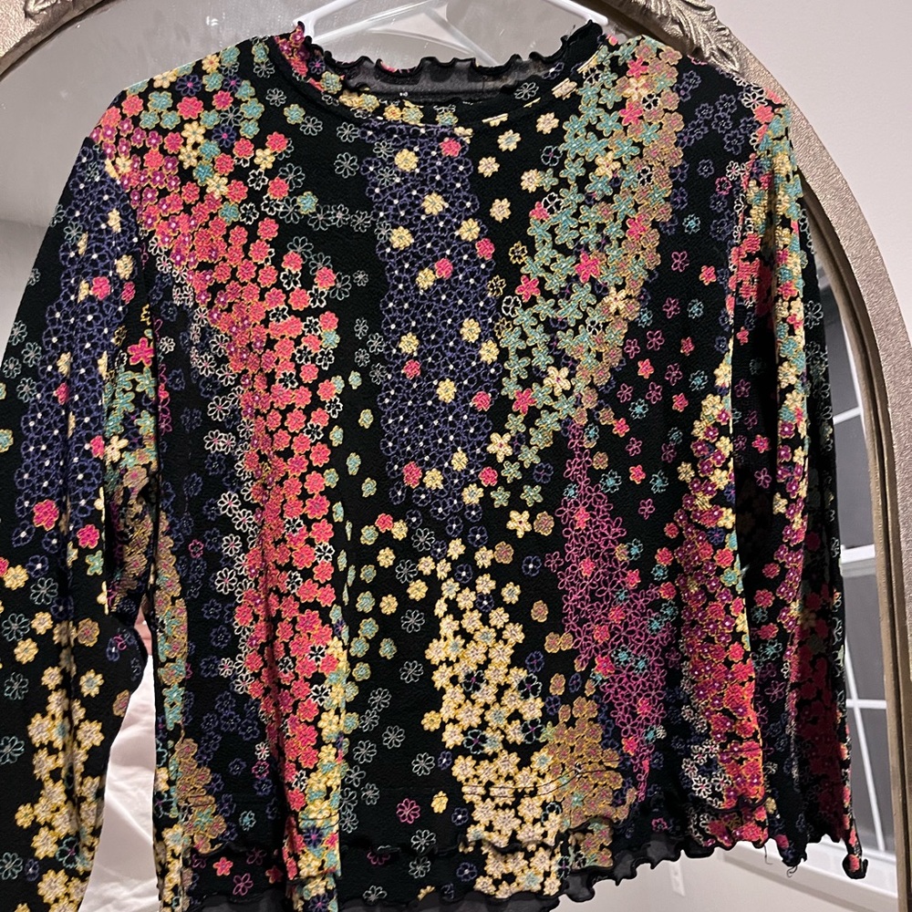 Medium vintage floral patterned shirt.
